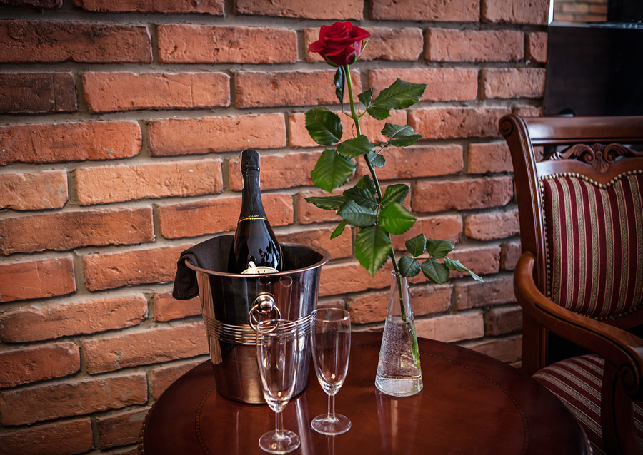 Betmanowska Residence Classic room - prosecco in a kuler on the table and a rose